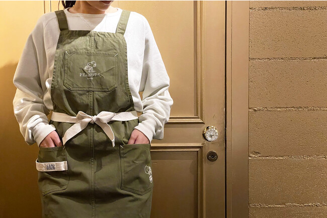 ワークエプロン オリーブ (C) 2023 Peanuts Worldwide LLC ワークエプロン オリーブ (C) 2023 Peanuts Worldwide LLC