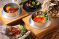 生サーモンと炙り舞茸の釜飯、かつおの藁焼きなど、秋の味覚を詰め込んだ季節限定の逸品。横浜モアーズ「黒十(コクトウ)」で9月4日より。