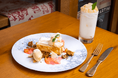 神戸・元町トアウエストにあるクレープとガレットの専門店「CREPE & GALETTE TOOTH TOOTH」にて、桃の香りに包まれる、至福のミルクレープが登場。7月2日（木）より。