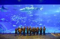 【（一財）沖縄美ら島財団】令和８年度 入社式を沖縄美ら海水族館「黒潮の海大水槽」で実施