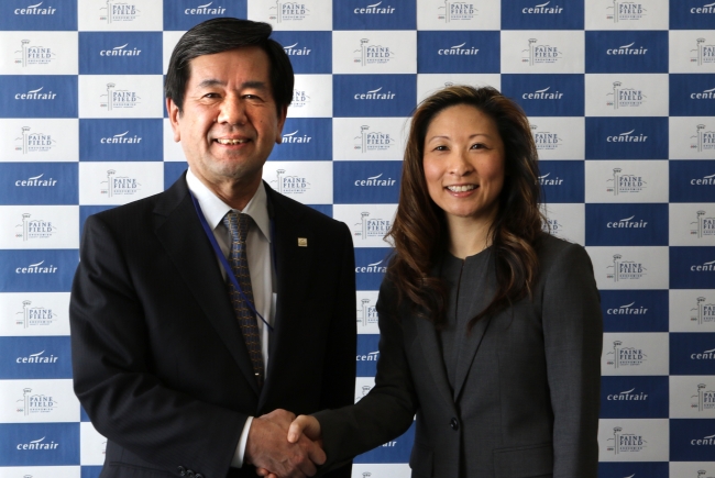 (左)中部国際空港株式会社　代表取締役社長各務正人　(右)ペインフィールド空港 Ms.Kandee Yamaguchi