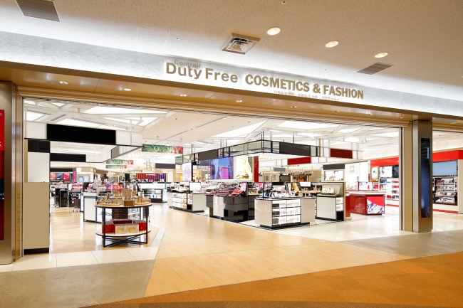 4月25日に開港以来初の全面改装を行った総合免税店Centrair Duty Free コスメ・ファッション店