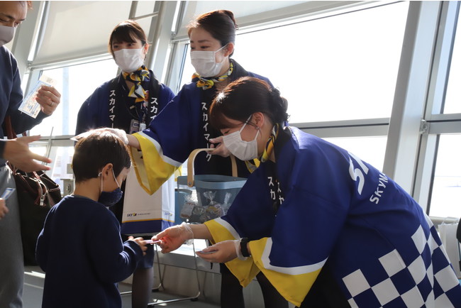 ハロウィンにちなんで搭乗客にはオリジナルステッカーやお菓子が配られた