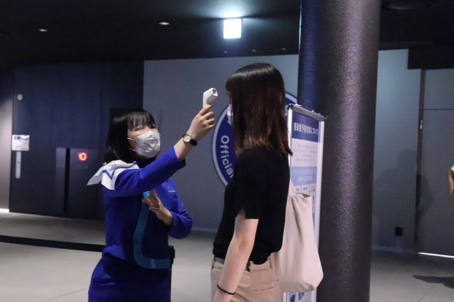 検温を実施するスタッフ 検温を実施するスタッフ
