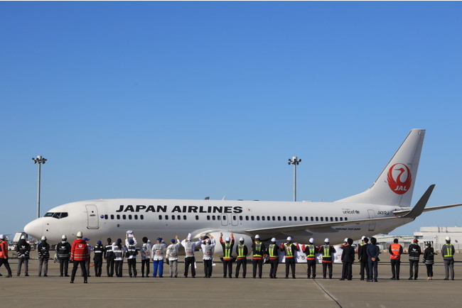 JALや機内食工場スタッフらに見送られ出発するJL4981便