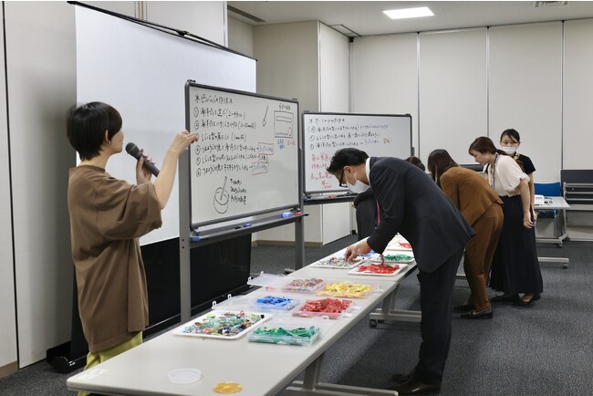 カラフルな海洋プラスチックごみを組み合わせて一つのオーナメントを作ります。様々な海洋プラスチックごみが海に漂っていることを実感します。