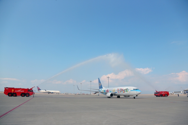 昨年実施されたチャーター便の初便歓迎行事の様子。