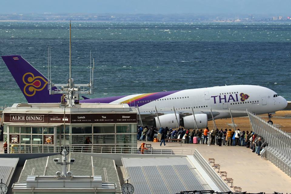 中部国際空港セントレアが期間限定運航のタイ国際航空エアバスa380の誘導の様子を公開 中部国際空港株式会社のプレスリリース