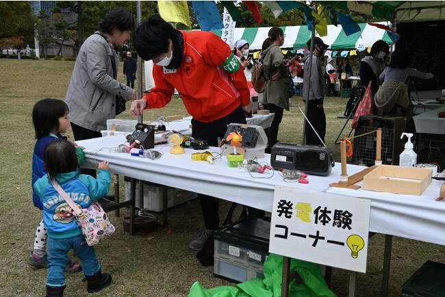 発電体験に子どもたちも興味津々