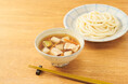 夏場の時短ニーズに応える具入りつけ汁　火を使わずに解凍するだけ「豚バラねぎ入り・うどんのつけ汁」