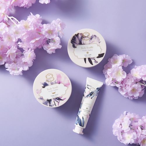 華やかなバイオレットの花柄があしらわれた限定パッケージ Laline 限定デザイン バイオレットアンバー 発売日が12月18日 金 に変更のお知らせ Laline Japan株式会社 株式会社tsiホールディングス のプレスリリース