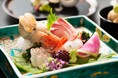 北陸随一の渓谷美を望む湯宿で【橋立漁港直送】日本海の旬魚に舌鼓☆キトキトお造り7種、地酒含むフリードリンク付き♪