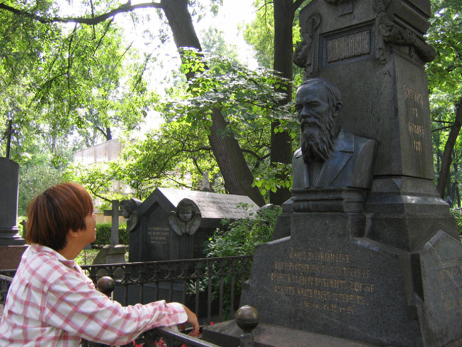 ロシアの文豪ドストエフスキーのお墓の前で、カジポン・マルコ・残月（ざんげつ）さん