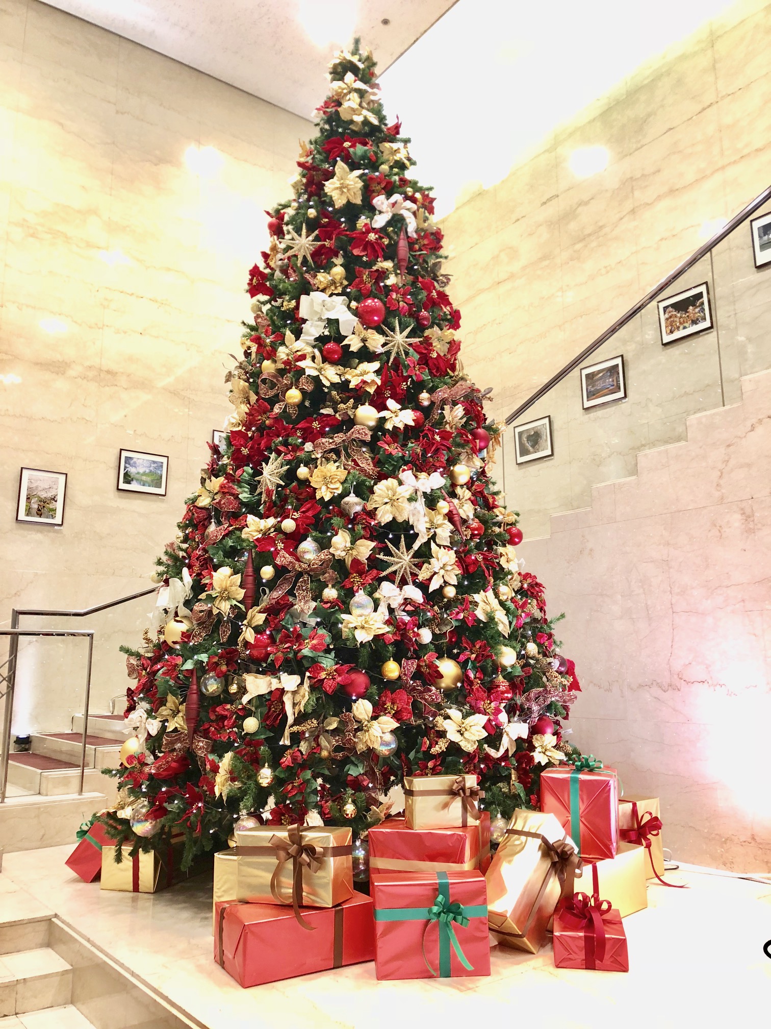 川越プリンスホテル 華やかさと温かさを併せ持つイギリスのクリスマスをテーマに ホテルロビーに高さ約5mのクリスマスツリー が登場 株式会社プリンスホテルのプレスリリース