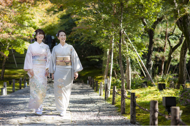 帯結び体験の後は着物で京都の街を散策
