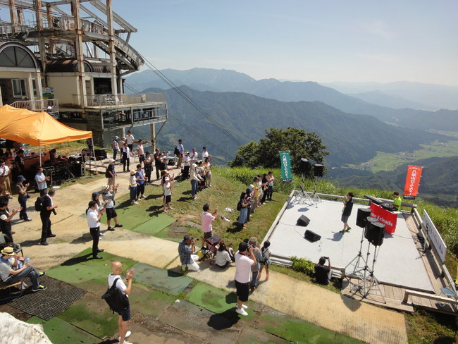 ロープウェー山頂広場でのステージショー