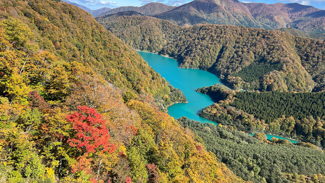 鮮やかな紅葉に包まれるエメラルドグリーンの二居湖(ふたいこ)