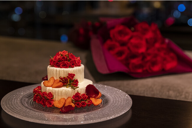バラをイメージしたクリスマスケーキとバラの花束 イメージ