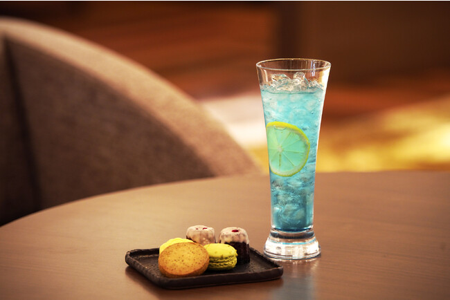 ラムベースで爽やかなオレンジの香りが特徴の「SLOW OTSU特別カクテル“BIWAKO BLUE”です。