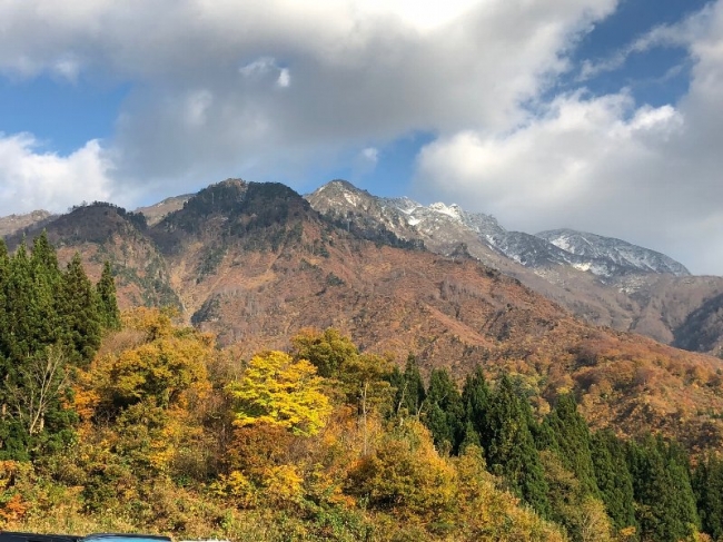 “霊峰 八海山”の初冠雪と紅葉