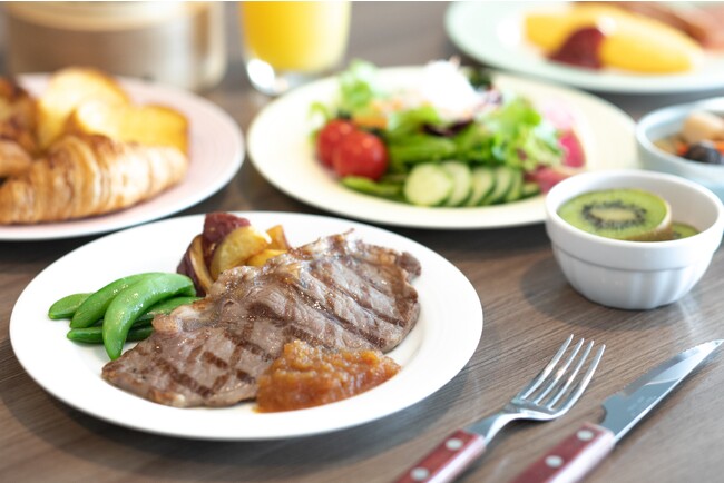 〈雨の日〉無料になる朝食イメージ 焼きたてのモーニングステーキなどをお楽しみいただけます。 〈雨の日〉無料になる朝食イメージ 焼きたてのモーニングステーキなどをお楽しみいただけます。