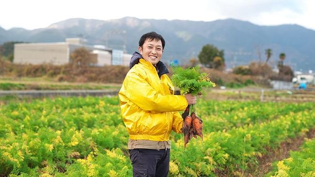 卵の殻の堆肥を活用し作付けした野菜を収穫する「季楽里 ひら自然菜園 加地さん」 卵の殻の堆肥を活用し作付けした野菜を収穫する「季楽里 ひら自然菜園 加地さん」