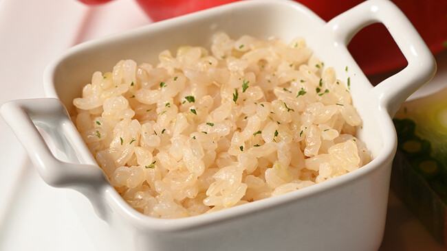 「季楽里の玄米のバターライス」は、(株)森本農園の玄米を使用し、シチューに合うよう洋風に仕上げた一品。 「季楽里の玄米のバターライス」は、(株)森本農園の玄米を使用し、シチューに合うよう洋風に仕上げた一品。