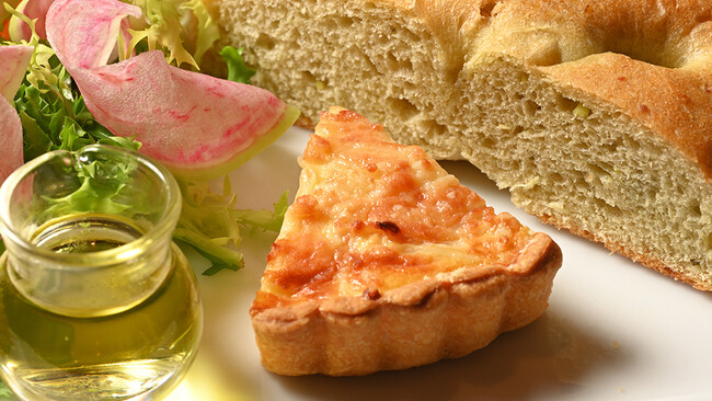 卵の殻の堆肥を活用し収穫したじゃがいもを使用した「季楽里のじゃがいもと玉葱、利助玉子のキッシュ」。 卵の殻の堆肥を活用し収穫したじゃがいもを使用した「季楽里のじゃがいもと玉葱、利助玉子のキッシュ」。