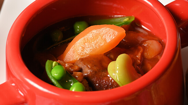 「季楽里トマトで煮込んだ近江牛のシチュー 季楽里の野菜添え」は、規格外トマトを活用したトマトソースを使用。 「季楽里トマトで煮込んだ近江牛のシチュー 季楽里の野菜添え」は、規格外トマトを活用したトマトソースを使用。