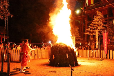 「火渡り祭」のワンシーン