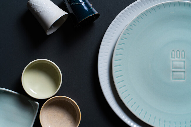 ホテル館内をモーチーフにした遊び心あふれた オリジナル製作の清水焼 ホテル館内をモーチーフにした遊び心あふれた オリジナル製作の清水焼