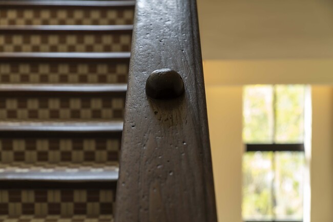 小学校の面影残るホテル内階段 小学校の面影残るホテル内階段