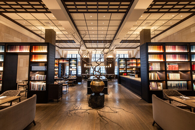元講堂は図書館を彷彿させるレストランに 元講堂は図書館を彷彿させるレストランに
