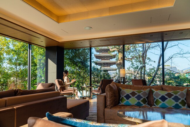 窓が大きく開放的なゲストラウンジ 窓が大きく開放的なゲストラウンジ