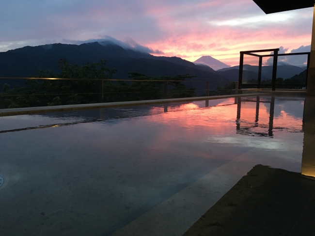 露天風呂からの夕景と富士