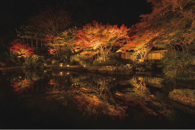 「茶寮」と日本庭園 秋の夜景