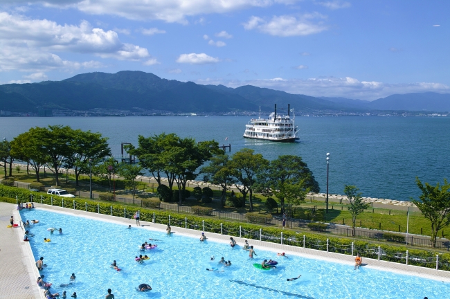 琵琶湖が目前に広がる開放感あふれる「スイミングプール」