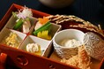 【ザ・プリンス 京都宝ヶ池】鮮やかな紅葉のタペストリーに包まれる 名建築「茶寮」で「和のアフタヌーンティーセット」を楽しむ