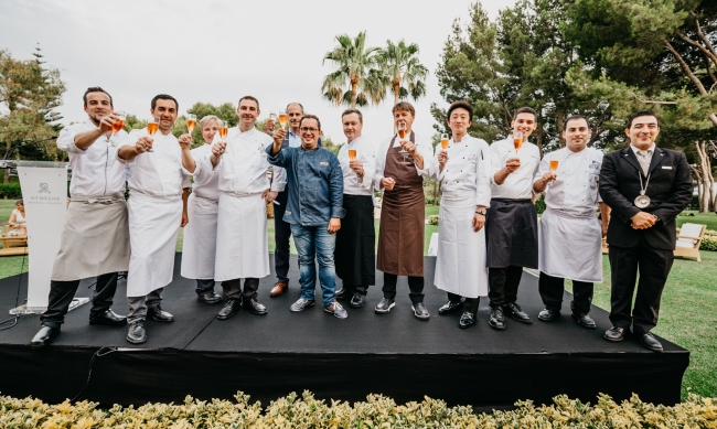 スペイン マヨルカ島のセントレジス マルダバル マヨルカ リゾートで開催された世界の有名シェフが集うグルメイベント「Culinary Safari」の様子（右から4番目が高橋賢）