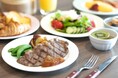 【新横浜プリンスホテル】降水確率70%以上で朝食やシャンパンをプレゼント!雨の日限定のお得なサービスを実施