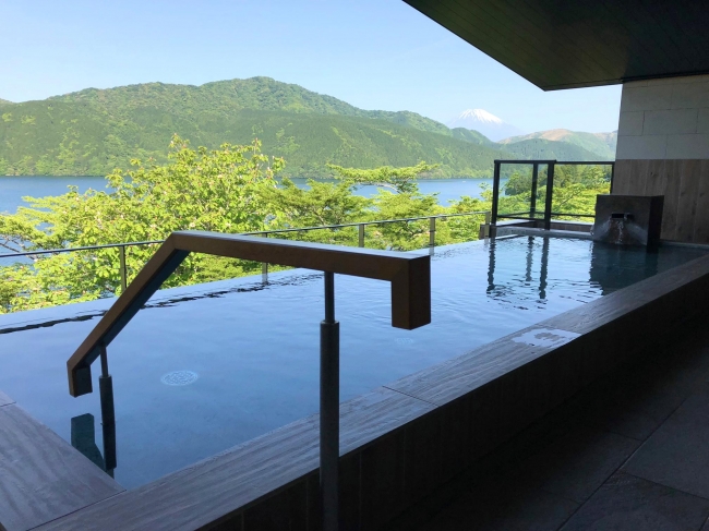 女性露天風呂からの芦ノ湖と富士山