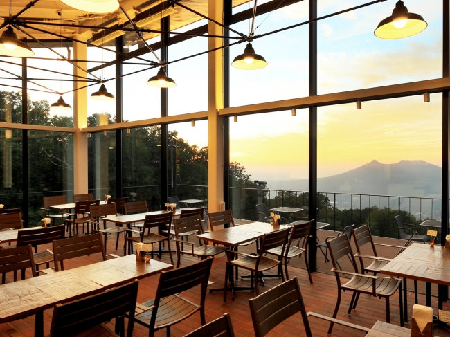  駒ヶ岳の絶景を見ながらケーキセットが楽しめる山頂レストランPEAK CAFE
