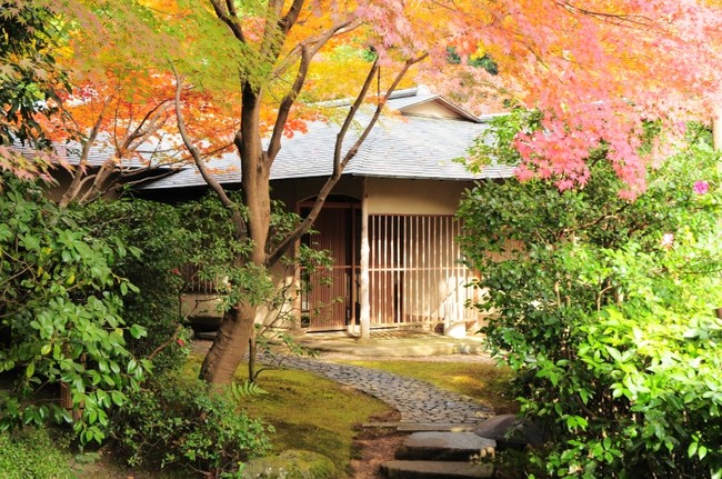 敷地内日本庭園にある数寄屋造りの茶寮