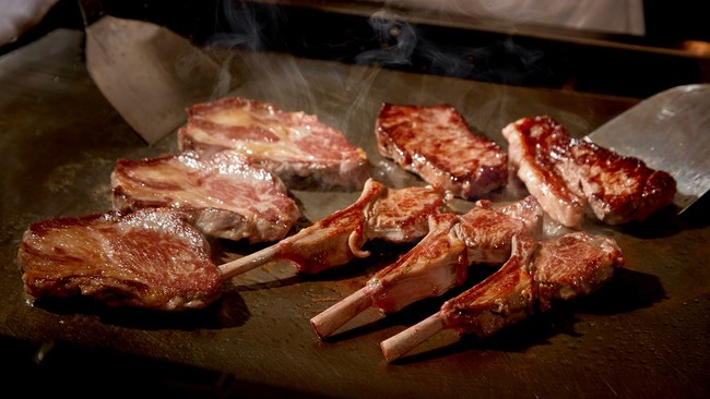 パフォーマンスコーナーで出来立てを提供する一皿盛りメニュー 　牛肉、豚肉、仔羊肉を使った鉄板メニュー（イメージ）