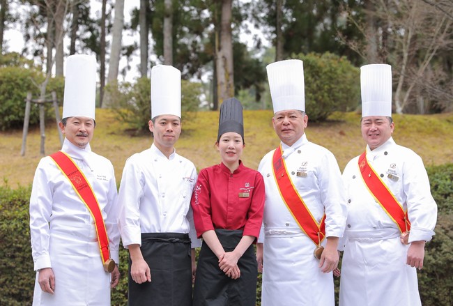 （左から） ホテル日航プリンセス京都 総料理長：中埜 智史 、カフェ＆ダイニング「アンバーコート」料理長：西村 誠介 、ザ・プリンス 京都宝ヶ池 　「メインダイニング いと桜」料理長：野口 紗和子 、総料理長：佐野 文彦 、料理長：鎌田 勇