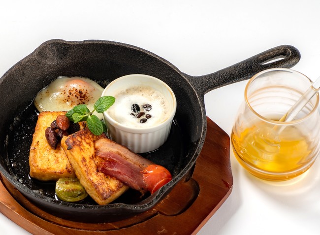 鉄板焼「心」が織りなすフレンチトースト 兵庫県産チーズと蜂蜜と珈琲とキャラメルのソース