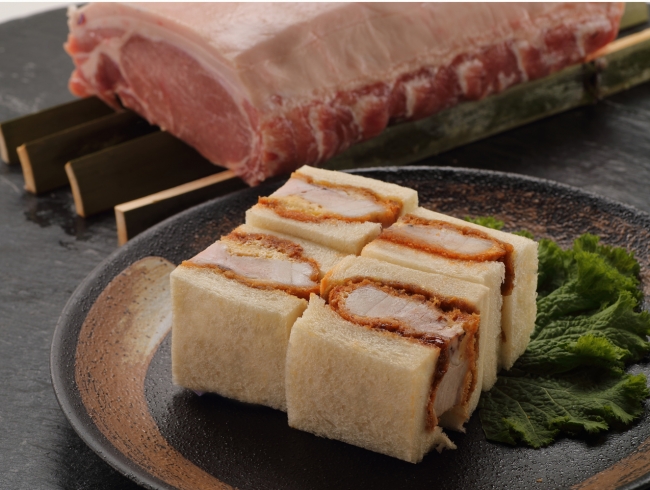 湯種食パンと“神戸ポーク&どろソース”のロースカツサンドウィッチ