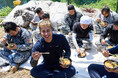 建設現場経験者のタレント・ユージさんが、夏の鉄塔塗装作業を体験！ほっかほっか亭「夏のカラダメンテ飯」シリーズを職人の皆さまと実食！「熱中症が気になる夏に、普段のごはんとしても食べたいです。」
