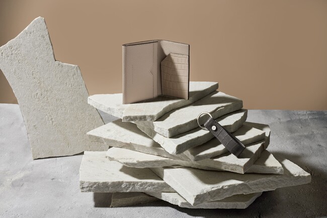 スリーブ付き ビジネスカードケース ノブレッサエンボスクロコレザー(左上),キーホルダー ノブレッサエンボスクロコレザー(右下,12月下旬発売予定) スリーブ付き ビジネスカードケース ノブレッサエンボスクロコレザー(左上),キーホルダー ノブレッサエンボスクロコレザー(右下,12月下旬発売予定)