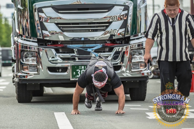 ストロングマンチャレンジ「モンスタークラス」公式種目”トラックプル”15トンの大型トラックをたった一人で引っ張る!!